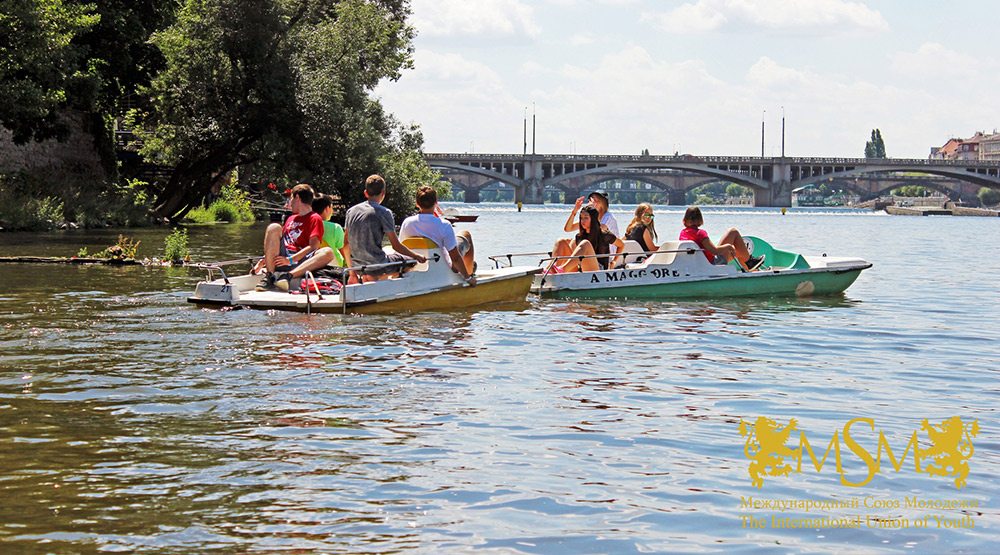 students on the Vlatav River in Prague msmstudy.eu