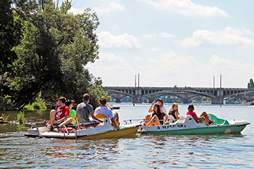 students on the Vlatav River in Prague msmstudy.eu
