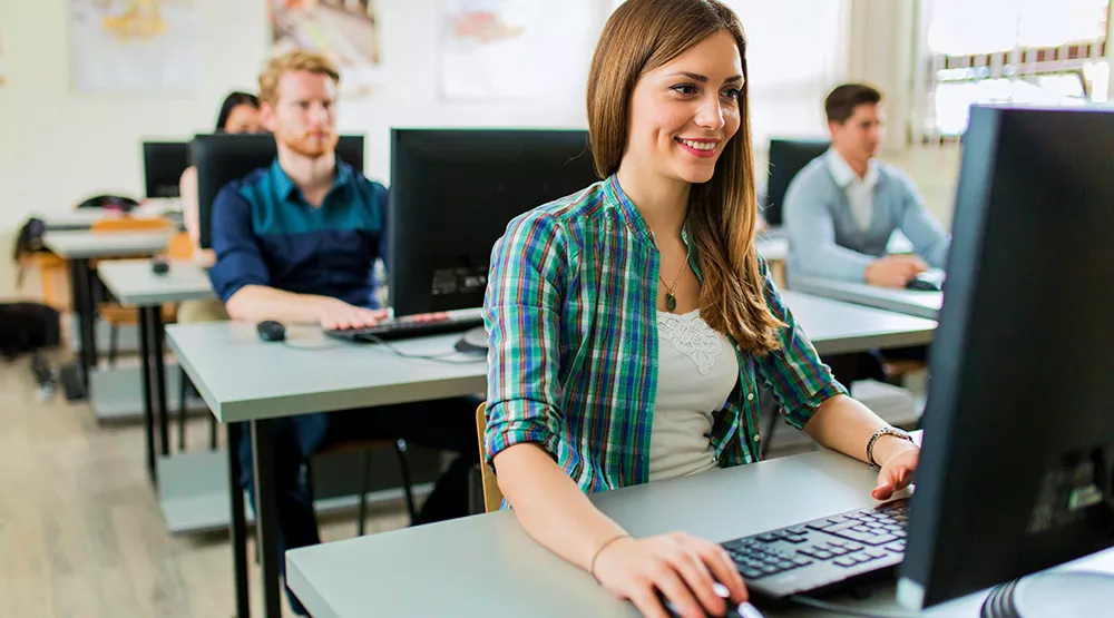 Girl in a computer class msmstudy.eu